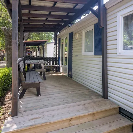 Well Kept With Veranda In Chalet *