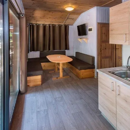 Well Kept With Veranda In Chalet