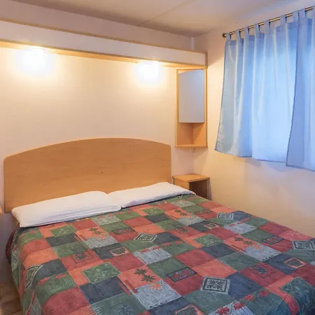 Well Kept With Veranda In Chalet