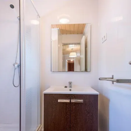 Well Kept With Veranda In Chalet *