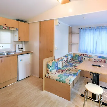 Well Kept With Veranda In Chalet *