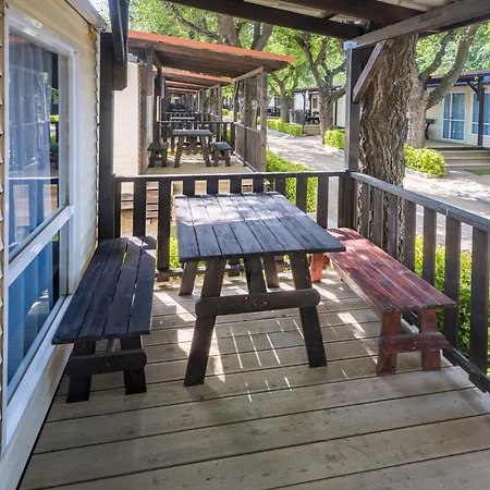 Well Kept With Veranda In Chalet