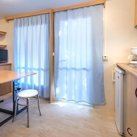 Well Kept With Veranda In Chalet *