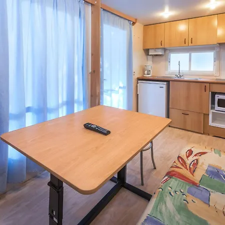 Well Kept With Veranda In Chalet *