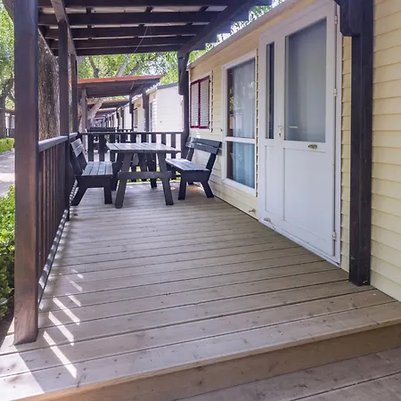 Well Kept With Veranda In Chalet *