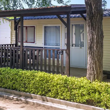 Chalet Well Kept With Veranda In