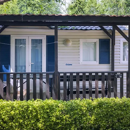 Well Kept With Veranda In Chalet