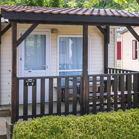 Chalet Well Kept With Veranda In