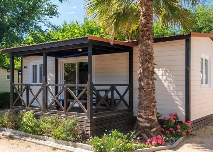 Well Kept With Veranda In בלאנס