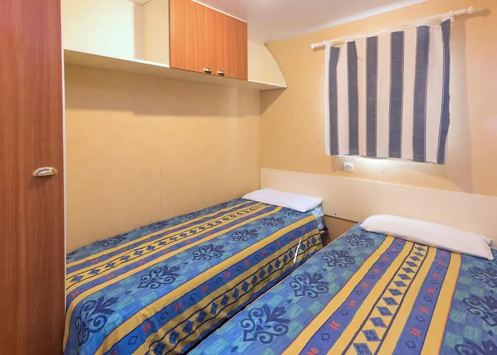 בקתה Well Kept With Veranda In