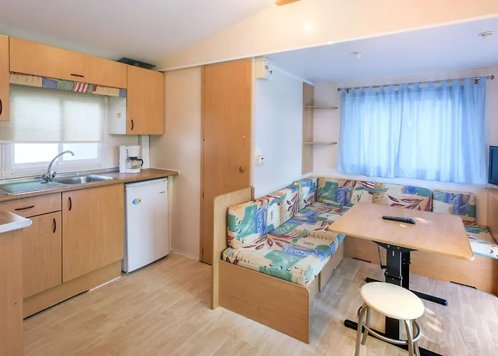 Well Kept With Veranda In בקתה *