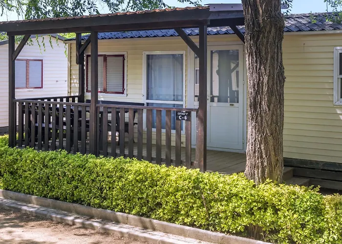 בקתה Well Kept With Veranda In *