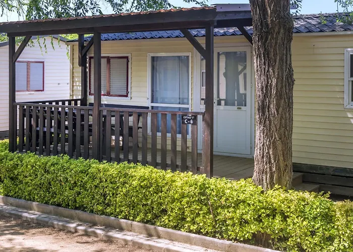בקתה Well Kept With Veranda In